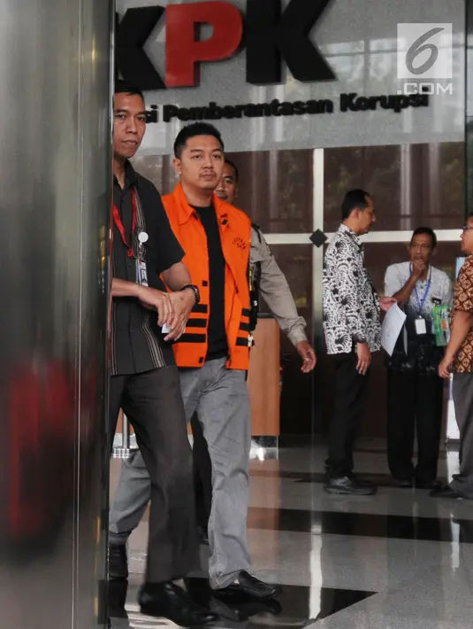 Wali Kota Kendari Adriatma Dwi Putra berjalan keluar gedung KPK, Jakarta, Selasa (13/3). Adriatma diperiksa sebagai tersangka terkait suap proyek pengadaan barang dan jasa tahun 2017-2018. (Merdeka.com/Dwi Narwoko)