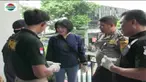 Barang bukti sapu lidi dan tali rafiah yang digunakan untuk menganiaya diamankan.