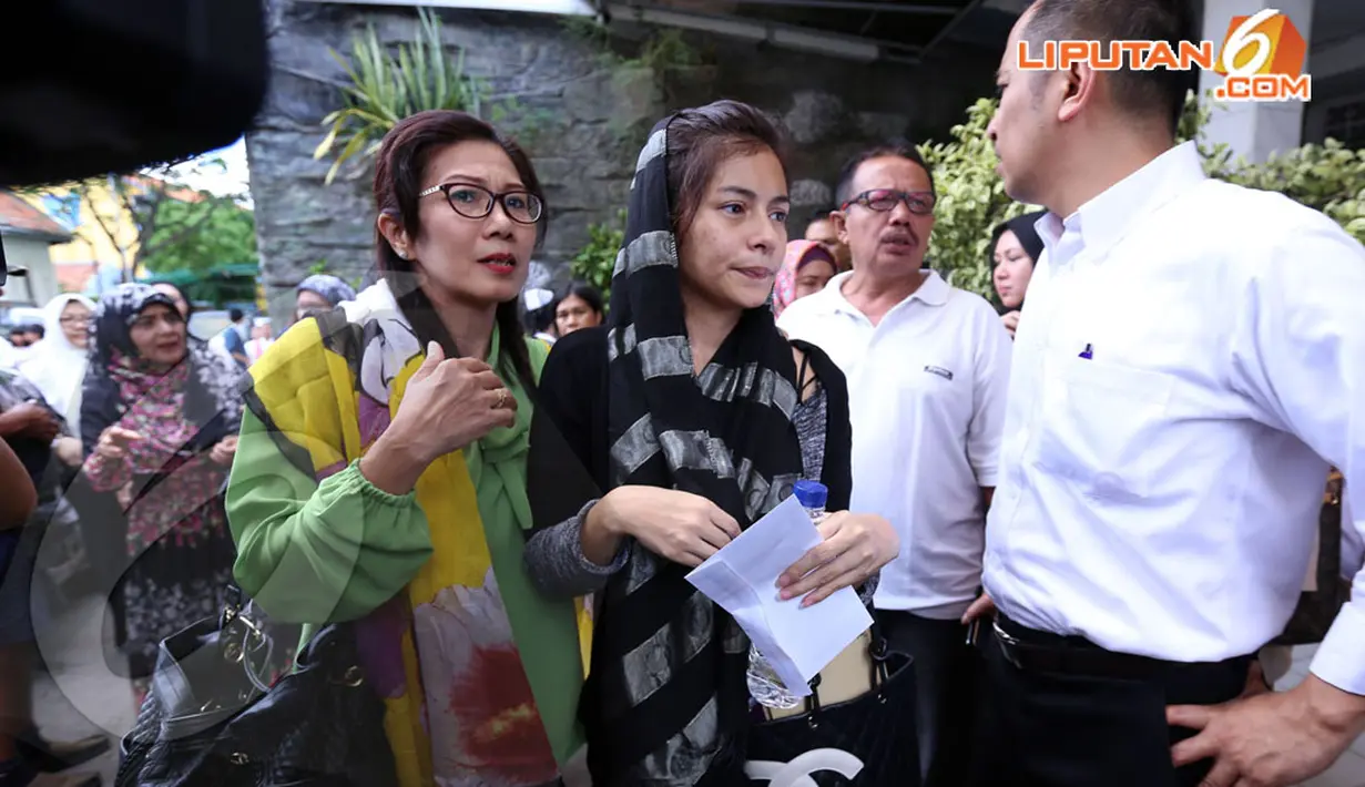 Keluarga dan kerabat Meisya Siregar berdatangan ketika mengetahui Masitah Lubis meninggal dunia, RS Cikini, Jakarta Pusat, Selasa (22/4/2014) (Liputan6.com/Johan Tallo).