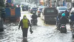 Warga berjalan melewati banjir yang menggenangi kawasan perempatan Mampang, Depok,Senin Rabu (19/6/2023). (merdeka.com/Arie Basuki)