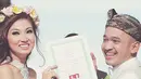 Dipostingan tersebut terlihat Ruben yang mengenakan jas putih, sedangkan Sarwendah Tan mengenakan gaun pengantin putih, dengan hiasan bunga di kepalanya. Keduanya memegang sebuah surat nikah. (Via Instagram/@Ruben_Onsu)