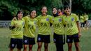 Beberapa diantara mereka juga punya jumlah followers hingga ratusan ribu. Seperti akun Instagram milik Shafira Ika. Merekrut pemain cantik ini memang merupakan strategi manajemen Arema Women untuk mendongkrak popularitas klub. (Foto: Bola.com/Iwan Setiawan)