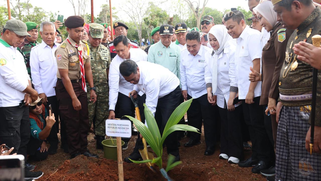 Mentan Andi Amran Sulaiman Launching Gerakan Menanam Lima Juta Kelapa di Selayar