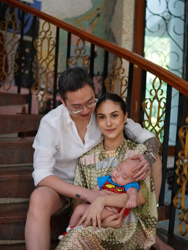 Pakai Seragam Sekolah, Ini 7 Pemotretan Keluarga Marcella Daryanani yang Kompak