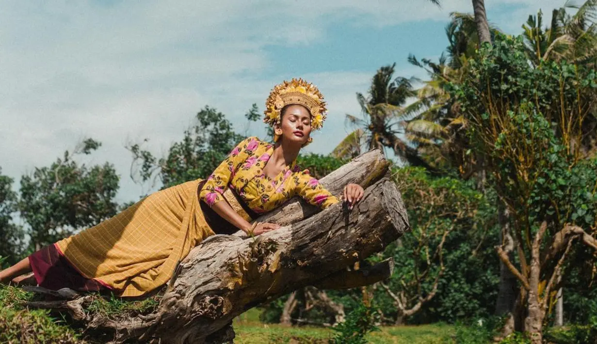 Kharisma Aura mengawali kariernya di dunia hiburan Tanah Air sebagai seorang model. Kemudian, wanita kelahiran Majalengka ini semakin dikenal luas ketika keluar sebagai juara pada ajang Miss Grand Indonesia 2020.
(Liputan6.com/IG/gamaphoto1930)