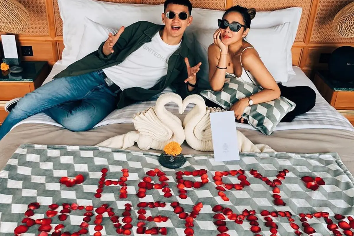 6 Momen Bulan Madu Marcell Darwin dan Nabila, Bermesraan di Kolam