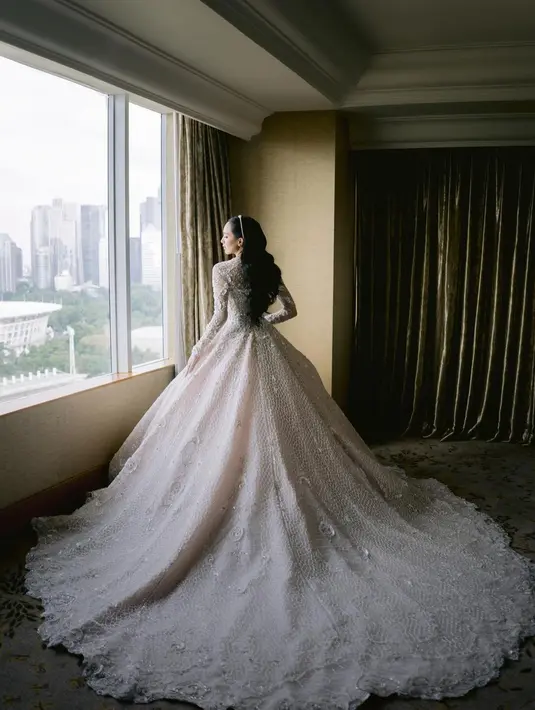 Beby Tsabina menjatuhkan pilihannya pada gaun pengantin rancangan desainer Monica Ivena. [Foto: Instagram/bebytsabina]