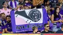 Pendukung Orlando City memegang banner yang menyinggung tentang Lionel Messi pada laga lanjutan Liga Amerika Serikat (MLS) melawan Inter Miami yang berlangsung di Exploria Stadium, Orlando, Amerika Serikat, Senin (26/09/2023). (AFP/Getty Images/Alex Menendez)