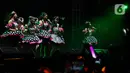 Member JKT48 saat tampil di hari kedua konser musik Soundsfest 2024 yang digelar di kawasan Summarecon Mal Bekasi, Jawa Barat, Minggu (28/7/2024). (Liputan6.com/Herman Zakharia)