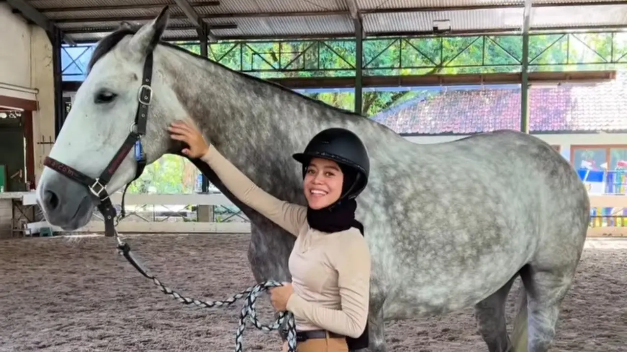 Lesti Kejora Belajar Berkuda, Gaya Pakaian Bikin Salfok