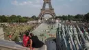 Turis dan warga menyejukkan diri dengan berendam di kolam Trocadero Fountains (air mancur Trocadero) dekat Menara Eiffel di Paris, Kamis (25/7/2019). Gelombang panas di Eropa mencapai puncaknya, bahkan suhu di ibu kota Prancis mencapai di atas 41 derajat Celcius. (AP/Rafael Yaghobzadeh)