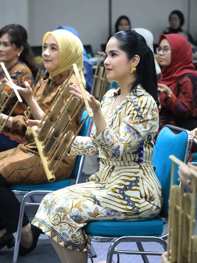 6 Potret Annisa Pohan Rayakan Hari Batik, Tampil Menawan Sambil Main Angklung