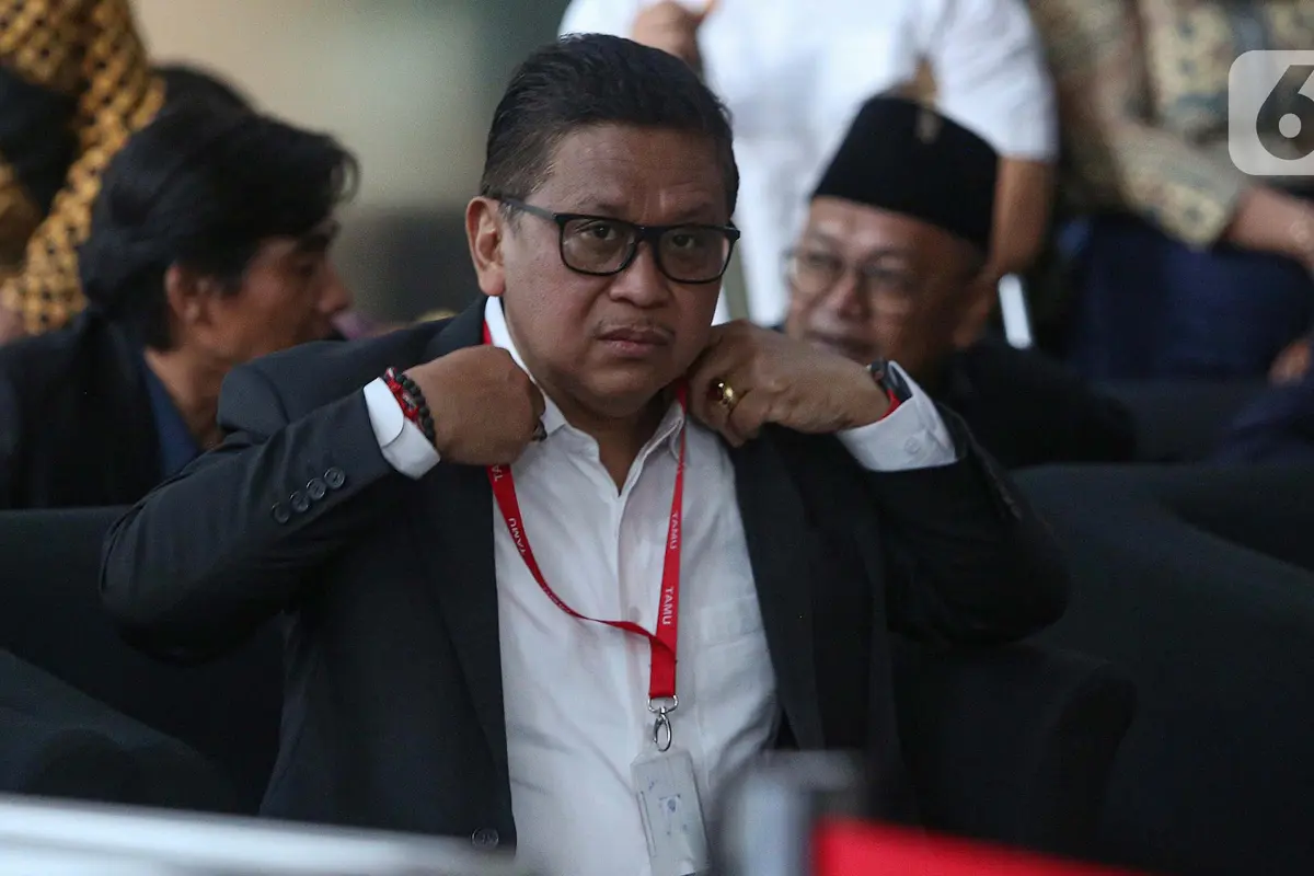 Tunjukkan Buku Tentang Hak dan Kewajiban Tersangka/Terdakwa Tindak Pidana Korupsi, Sekjen PDIP Hasto Kristiyanto Siap Diperiksa Penyidik KPK