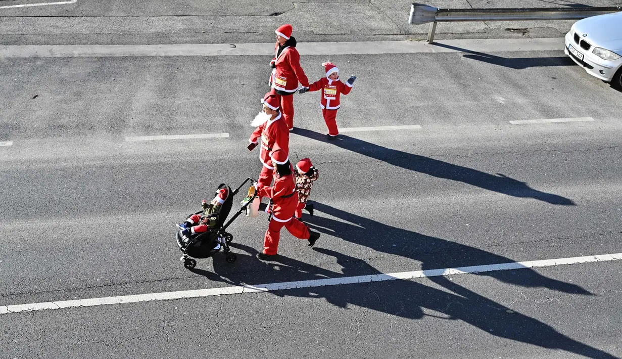 Lomba lari ini terbagi dalam tiga kategori diantaranya keluarga dengan anak-anak, pelari amatir, dan pelari profesional. (ATTILA KISBENEDEK/AFP)