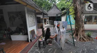 Seniman menyelesaikan karya lukisnya di Pasar Seni Ancol, Jakarta, Rabu (24/11/2021). Paska pandemi yang berlangsung dua tahun, sejumlah seniman di Pasar Seni Ancol mulai beraktifitas menjadikan karya-karyanya sebagai sumber daya hidup mereka. (merdeka.com/Arie Basuki)