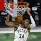 Pebasket Milwaukee Bucks, Giannis Antetokounmpo, ketika melawan Miami Heat dalam play-off NBA 2020/2021. (AP/Jeffrey Phelps).