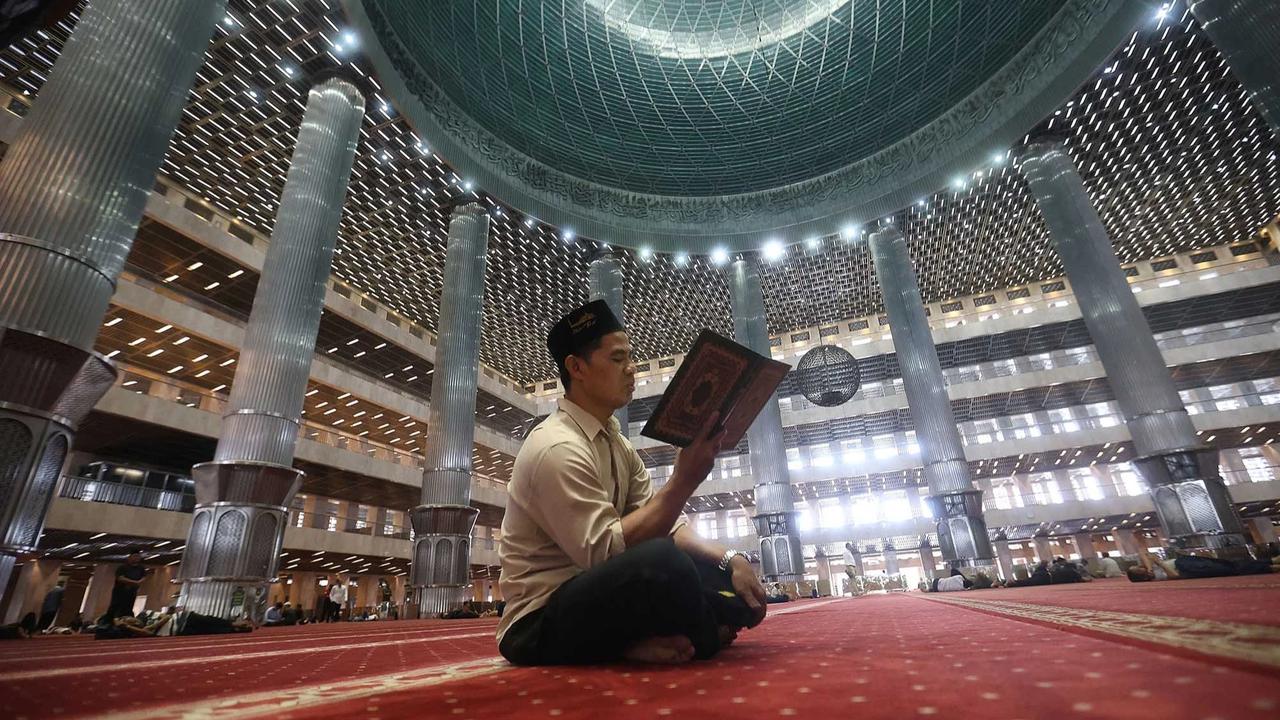 FOTO Warga Manfaatkan Awal Ramadan untuk Beribadah di Masjid Istiqlal