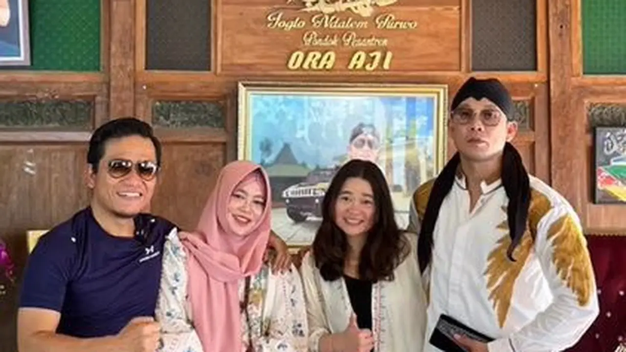 Pakai Peci dan Baju Koko, Ini 7 Momen Denny Sumargo Berkunjung ke Pesantren Gus Miftah