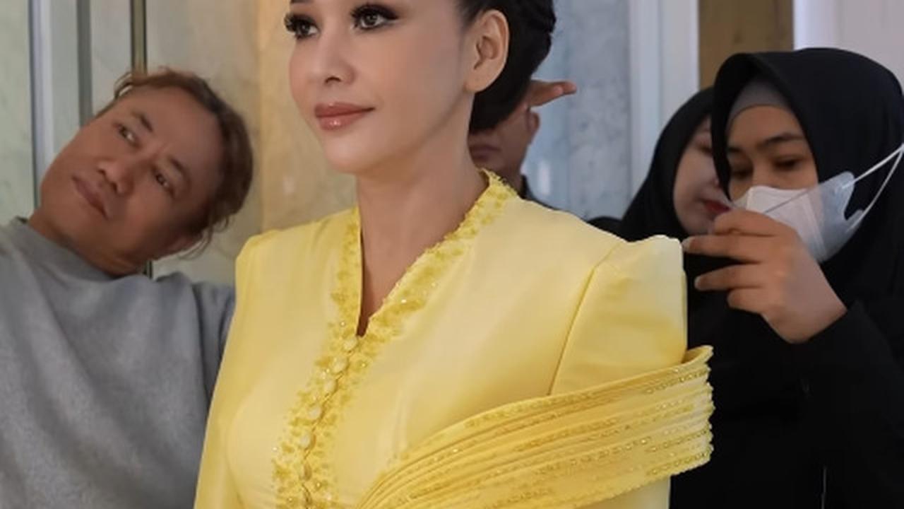 8 Potret Maia Estianty dan Mulan Jameela Pakai Kebaya Kuning di Acara Lamaran El-Syifa