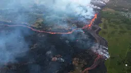 Aliran lava dari Gunung berapi Kilauea yang meletus mengalir dari celah dekat Pahoa, Hawaii, 19 Mei 2018.  Gunung Kilauea mulai meletus pada 3 Mei dan memaksa 2.000 orang mengungsi dari rumah mereka di sekitar pegunungan. (U.S. Geological Survey via AP)