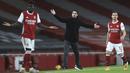 Pelatih Arsenal Mikel Arteta saat menyaksikan pemainnya bertanding melawan Newcastle United pada pertandingan Liga Inggris di Stadion Emirates di London, Selasa (19/1/2021). Arsenal berhasil mengumpulkan 27 poin dari 19 laga yang telah dijalani. (Adam Davy/Pool via AP)