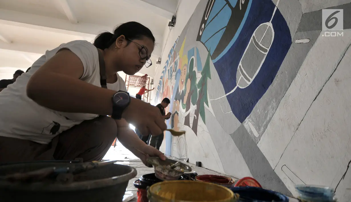 Seniman menyiapkan cat untuk membuat mural Wajah Baru Jakarta di terowongan Jalan Kendal, Jakarta, Kamis (20/6/2019). Mural tersebut dibuat dalam rangka menyambut HUT ke-492 DKI Jakarta sekaligus mempercantik lingkungan. (merdeka.com/Iqbal S. Nugroho)