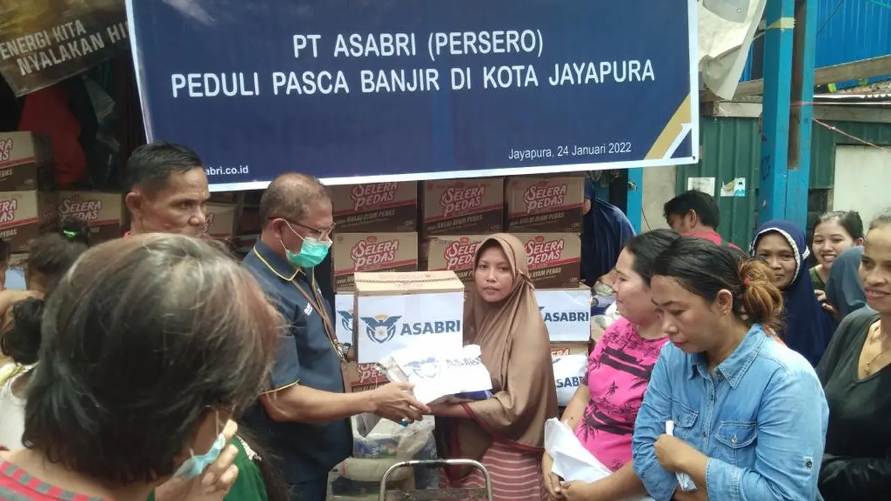 ASABRI menyerahkan bantuan korban banjir di Papua