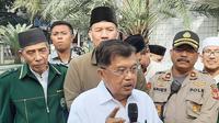 Ketua Umum Pimpinan Pusat Dewan Masjid Indonesia (DMI) Jusuf Kalla menganjurkan jemaah yang hendak menunaikan salat di masjid membawa sajadah. (Liputan6/Adi Anugrahadi)