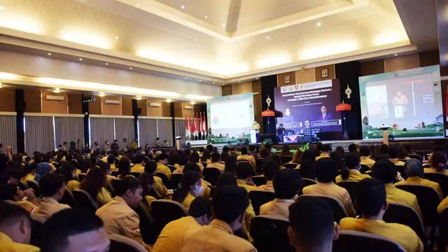 Menteri Koordinator Bidang Perekonomian Airlangga Hartarto menyampaikan Keynote Speech di Inspirational Talk: Bangkit Bersama Pasca Pandemi & Mini Expo Studentpreneur di Universitas Pendidikan Nasional, Bali, Senin (11/7/2022). (Dok Kemenko Perekonomian)