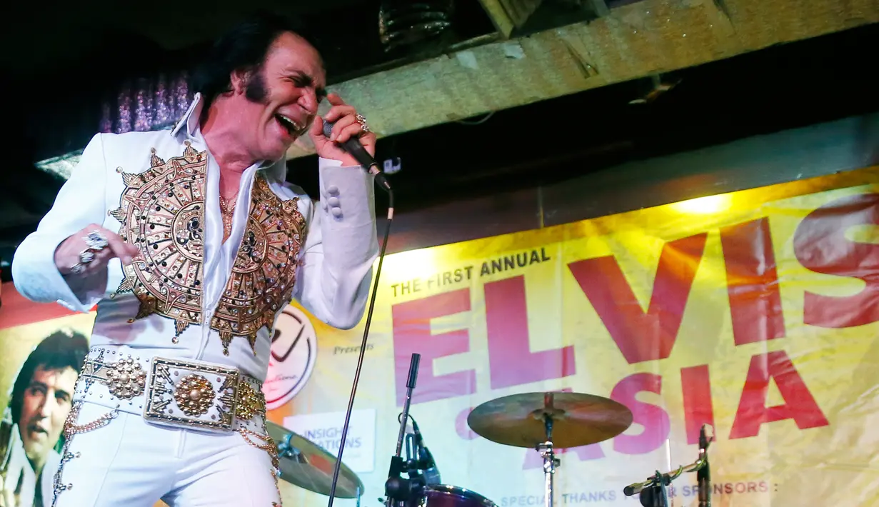 Peserta dari Australia, Eddie Lombardo pada final kontes menyanyikan lagu Elvis Persley di Manila, Filipina, Sabtu (19/8). Lomba yang pertama di Asia ini untuk mengenang 40 tahun kematian legenda Rock 'n Roll, Elvis Persley. (AP Photo/Bullit Marquez)