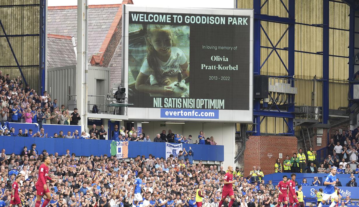 Pada menit kesembilan, penonton yang memadati Goodison Park melakukan penghormatan atas meninggalnyal Olivia Pratt-Korbel. Anak perempuan berumur sembilan tahun tersebut menjadi korban penembakan oleh seorang pria bersenjata pada 22 Agustus lalu. (AP/Jon Super)