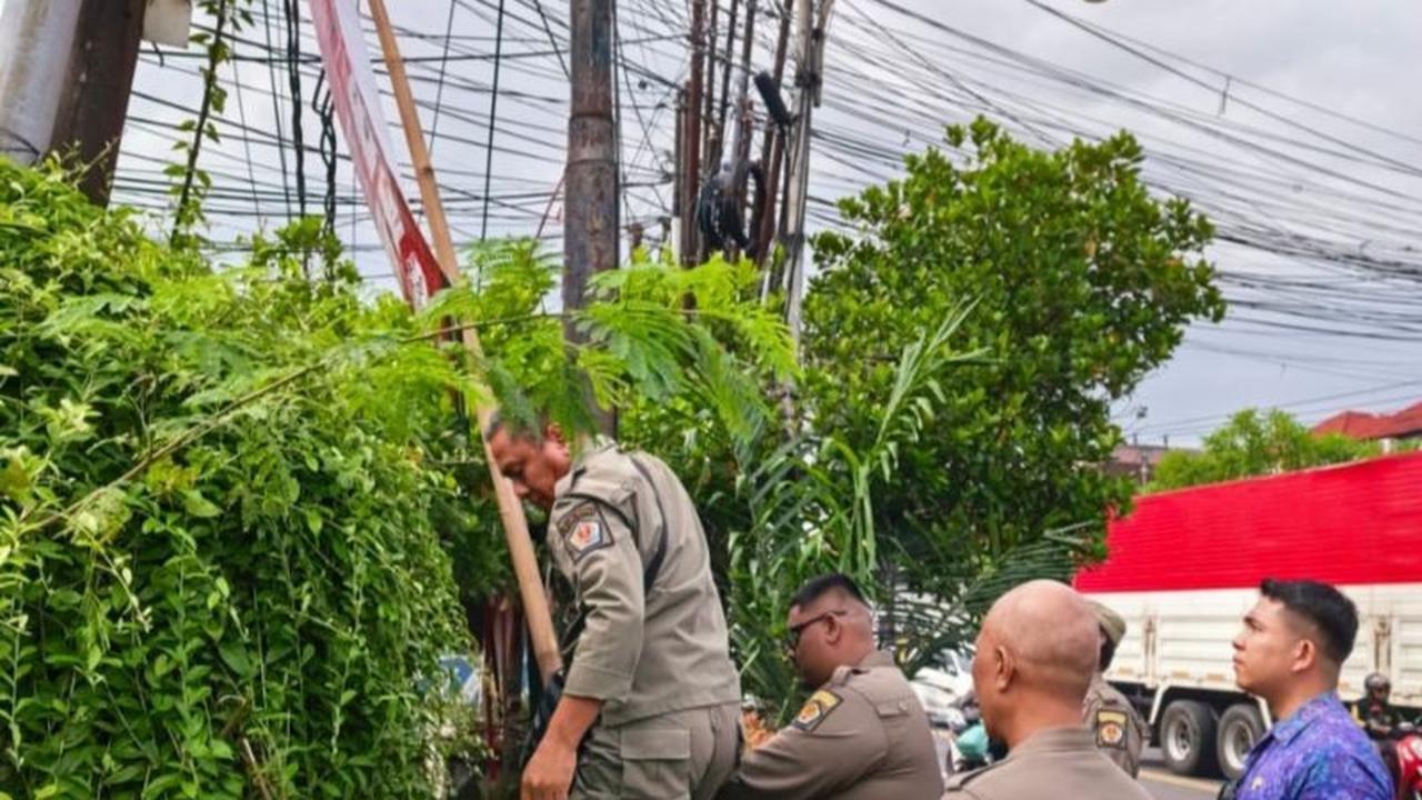 Satpol PP Denpasar Gencarkan Penertiban Media Promosi Liar, Jaga Estetika Kota