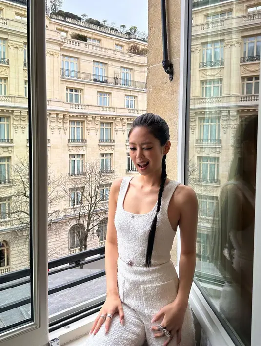 Jennie Blackpink bepose di dekat jendela selama acara koleksi ready-to-wear Chanel Fall-Winter 2023/24 di Paris Fashion Week.  Jennie memilih tampil dengan riasan mata smokey dan lipstik pink.  (Instagram/jennierubyjane)