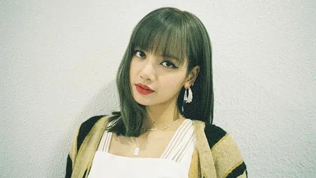 Identik dengan Poni, Ini 7 Model Gaya Rambut Lisa Blackpink