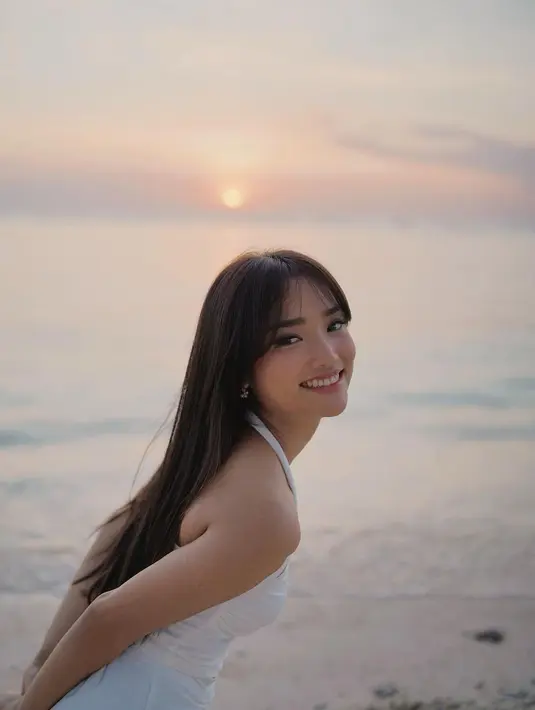 Senyum cantik Fuji bermain di pantai mengenakan outfit berwarna putih. Sebuah dress dengan detail halter neck dan serut di bagian samping membalut tubuh Fuji dengan amat baik di sini. [Foto: Instagram/fuji_an]