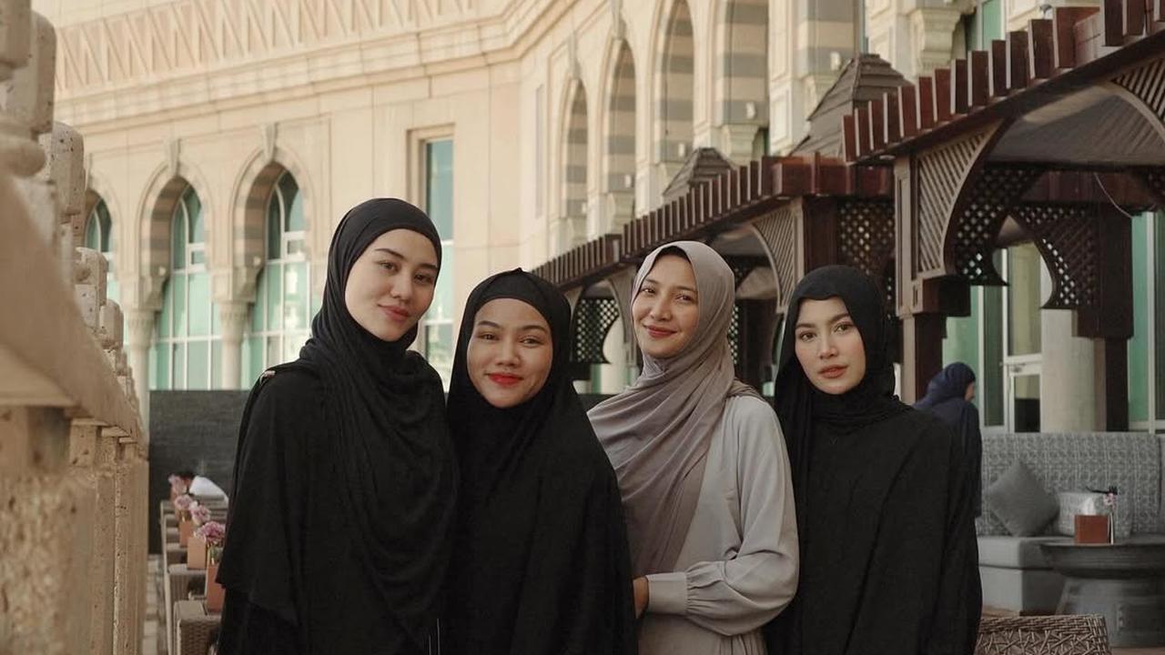 Ke Tanah Suci Bersama, 7 Potret Mahalini dan Aaliyah Massaid Selama Umrah - Penampilannya Tuai Pujian