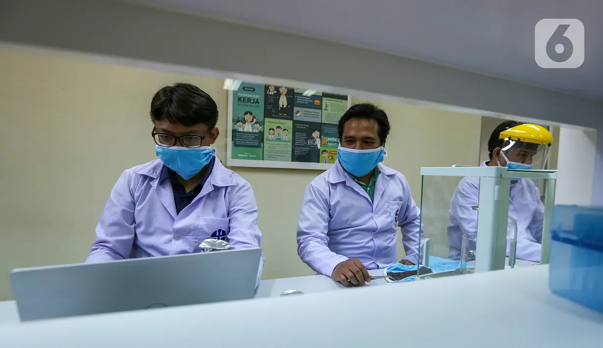 Tim peneliti melakukan proses pengembangan masker kain disinfektor berlapis tembaga di Pusat Penelitian Fisika LIPI Puspitek, Serpong, Tangerang Selatan, Senin (8/6/2020). Masker yang dapat dicuci ulang tersebut mampu membunuh virus Covid-19 dalam waktu 4 jam. (Liputan6.com/Fery Pradolo)