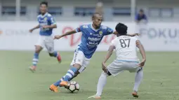Kapten Persib Bandung, Supardi, berusaha melewati bek Arema Malang, Alfarizi, di Stadion GBLA, Bandung, Minggu (18/3/2018). Skor babak pertama Persib unggul 1-0. (Bola.com/M Iqbal Ichsan)