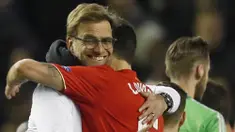 Pelatih Liverpool, Juergen Klopp, memeluk beknya Dejan Lovren usai timnya menaklukan MU pada laga Liga Europa di Stadion Anfield, Kamis (10/3/2016). Klopp merupakan sosok pelatih yang dekat dengan anak asuhnya. (Reuters/Phil Noble)