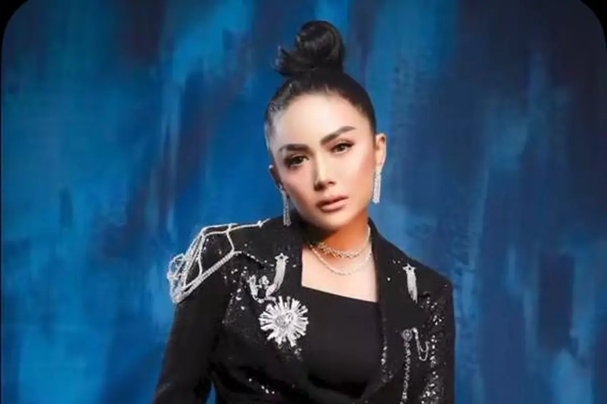 6 Gaya Glamor Serba Hitam Krisdayanti di Pemotretan Terbaru, Grandmi Super Gorgeous