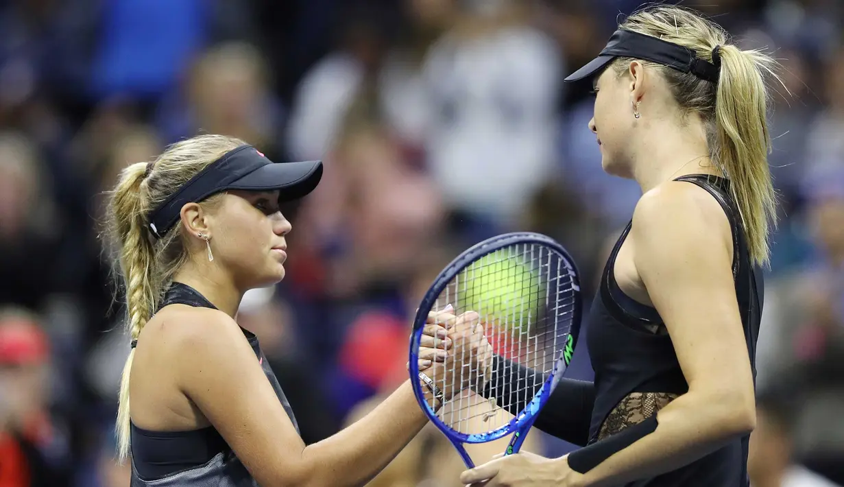Petenis Rusia Maria Sharapova bersalaman usai bertanding melawan petenis Sofia Kenin dari AS saat pertandingan Tunggal Wanita Terbuka 2017 di ASTA Billie Jean King National Tennis Center di New York (1/9). Sharapova menang 7-5 6-2. (AFP Photo/Jewel Samad)
