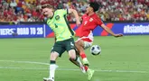 Pemain Timnas Indonesia Rafael Struick (kanan) berebut bola dengan Kye Rowles (Australia) pada putaran ketiga pertandingan sepak bola kualifikasi Piala Dunia 2026 zona Asia di Stadion Allianz, Sydney pada Kamis 20 Maret 2025. (DAVID GRAY/AFP)