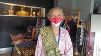 Veronica Sugilah, pedagang batik yang berusia 74 tahun mendapat banpres yang disalurkan BRI.