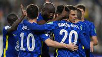 Para pemain Chelsea merayakan gol yang dicetak Romelu Lukaku ke gawang Palmeiras pada final Piala Dunia Antarklub di Stadion Mohammed Bin Zayed, Sabtu (12/2/2022) malam WIB. (AP Photo/Kamran Jebreili)