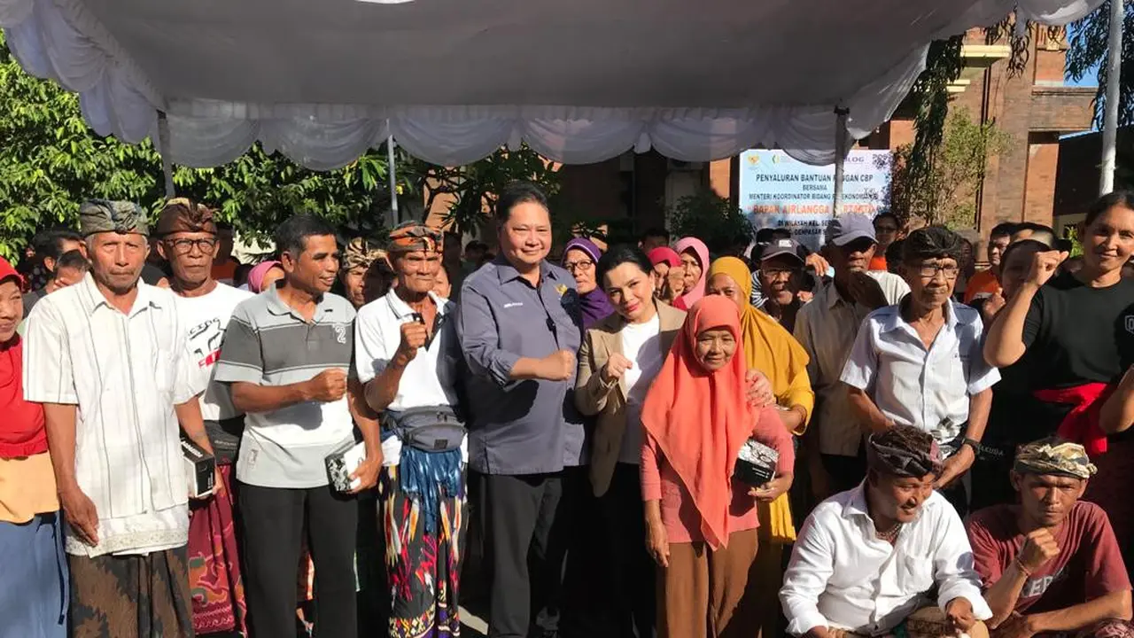 Menteri Koordinator Bidang Perekonomian Airlangga Hartarto meninjau penyaluran bantuan pangan di Kantor Kelurahan Serangan, Denpasar, Bali, Sabtu (13/1/2024). Dok Kemenko Perekonomian)