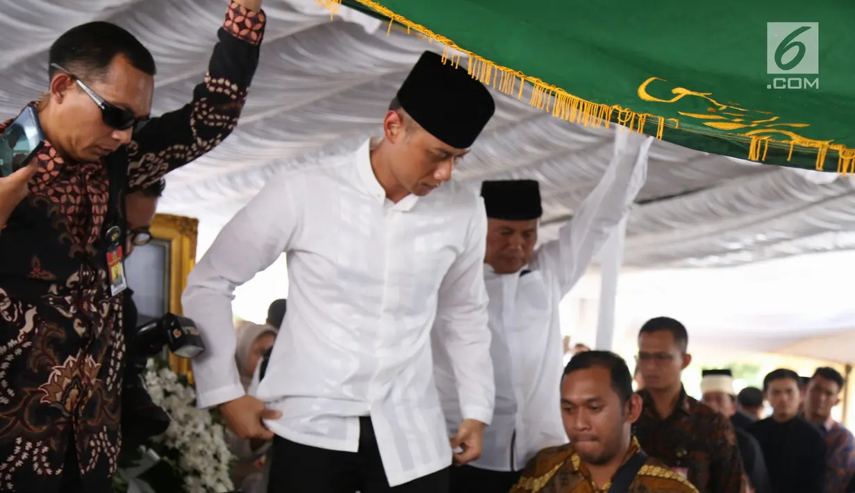 Putra sulung Presiden ke-6 Susilo Bambang Yudhoyono, Agus Harimurti bersiap membantu proses pemakanan neneknya Siti Habibah di TPU Tanah Kusir, Jakarta, Sabtu (31/8/2019). Ibunda SBY, almarhumah Siti Habibah meninggal pada Jumat (30/8/2019) pukul 19.21 WIB. (merdeka.com/magang/Ahmad Sujana)