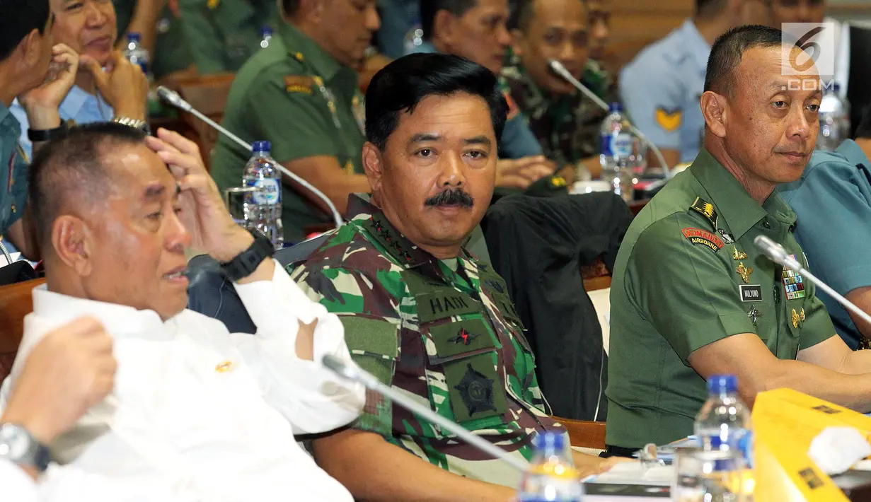 Menhan Ryamizad Ryacudu (kiri) dan Panglima TNI Marsekal Hadi Tjahjanto bersiap raker dengan Komisi I DPR, Jakarta, Rabu (5/9). Rapat juga membahas Isu-isu aktual yang berkembang seperti situasi menjelang Pemilu 2019. (Liputan6.com/Johan Tallo)