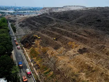 Aktivitas di sekitar lokasi bekas kebakaran Tempat Pengelolaan Sampah Terpadu (TPST) Bantar Gebang, Bekasi, Jawa Barat, Senin (30/10/2023). (Liputan6.com/Herman Zakharia)