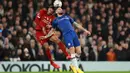 Bek tengah Liverpool, Joe Gomez duel di udara dengan penyerang Chelsea, Olivier Giroud pada laga putaran lima Piala FA di Stamford Bridge, London, Selasa (3/3/2020). Chelsea mengemas kemenangan telak 2-0 atas tamunya Liverpool. (AP/Ian Walton)
