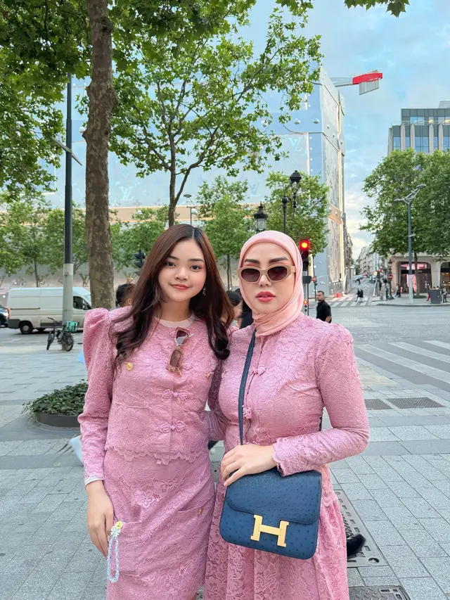 7 Potret Bella Shofie Liburan ke Paris, Kompak Bareng Anak Sambung